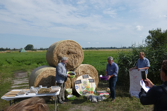 Erläuterung von Strategien zur Torfreduzierung auf der Pressefahrt des Ministers für Landwirtschaft, Umwelt und Klimaschutz des Landes Brandenburg